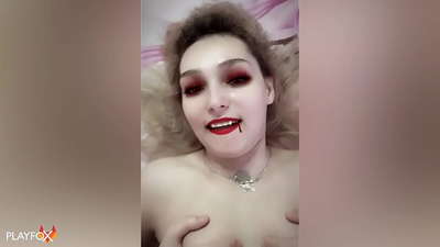 Ivan Helsing crua fucks a vampire sexy agus a thagann ar a asal